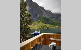 Cozy House By The Fjord In The Heart Of Lofoten